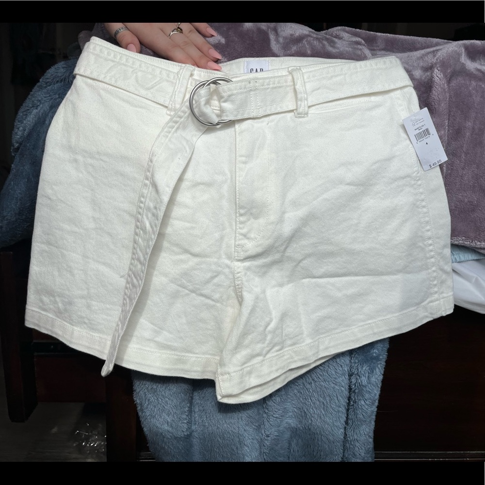 GAP 4-inch belted white shorts